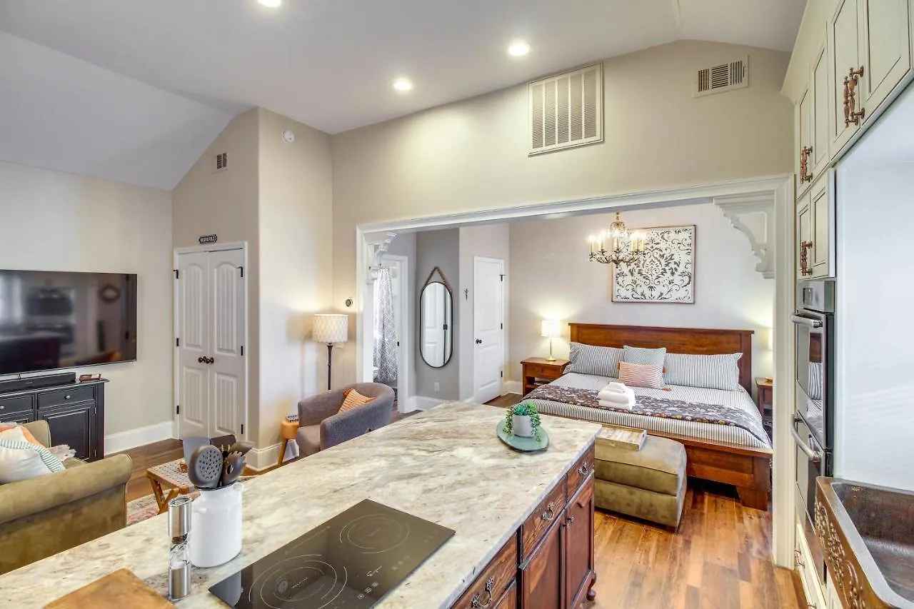 Cozy Savannah Vacation Rental With Fenced Courtyard! 公寓