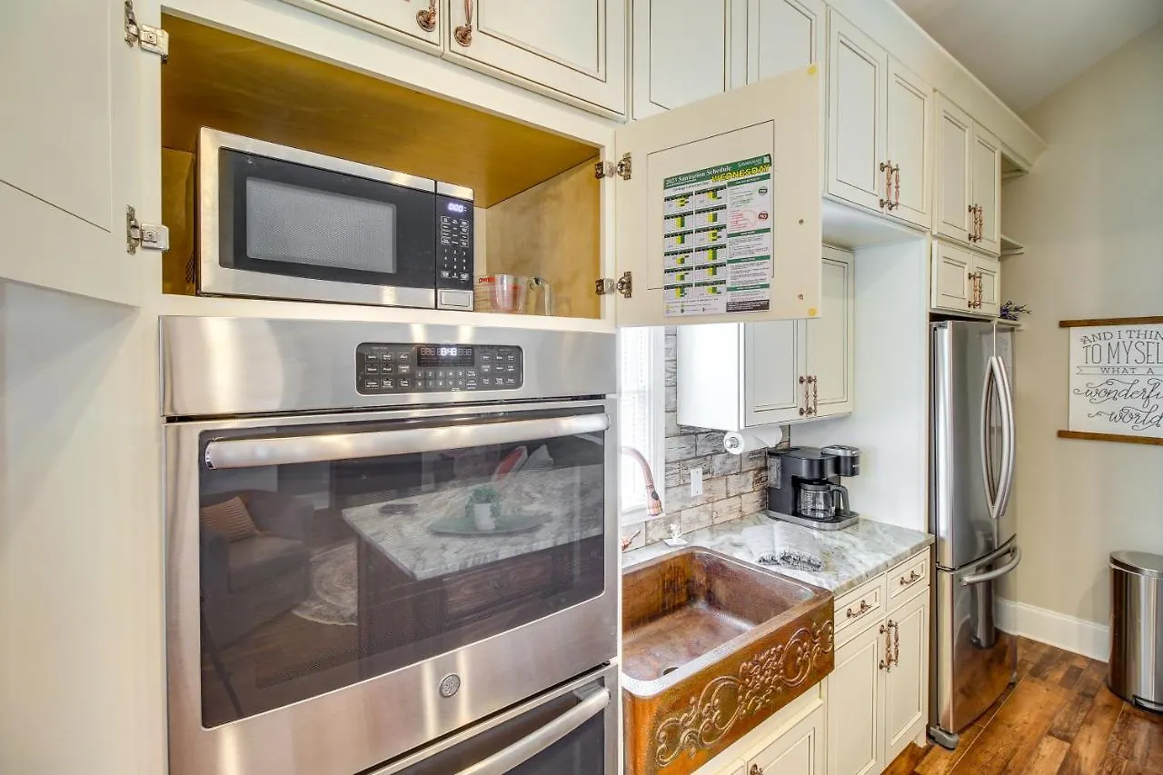 Cozy Savannah Vacation Rental With Fenced Courtyard!