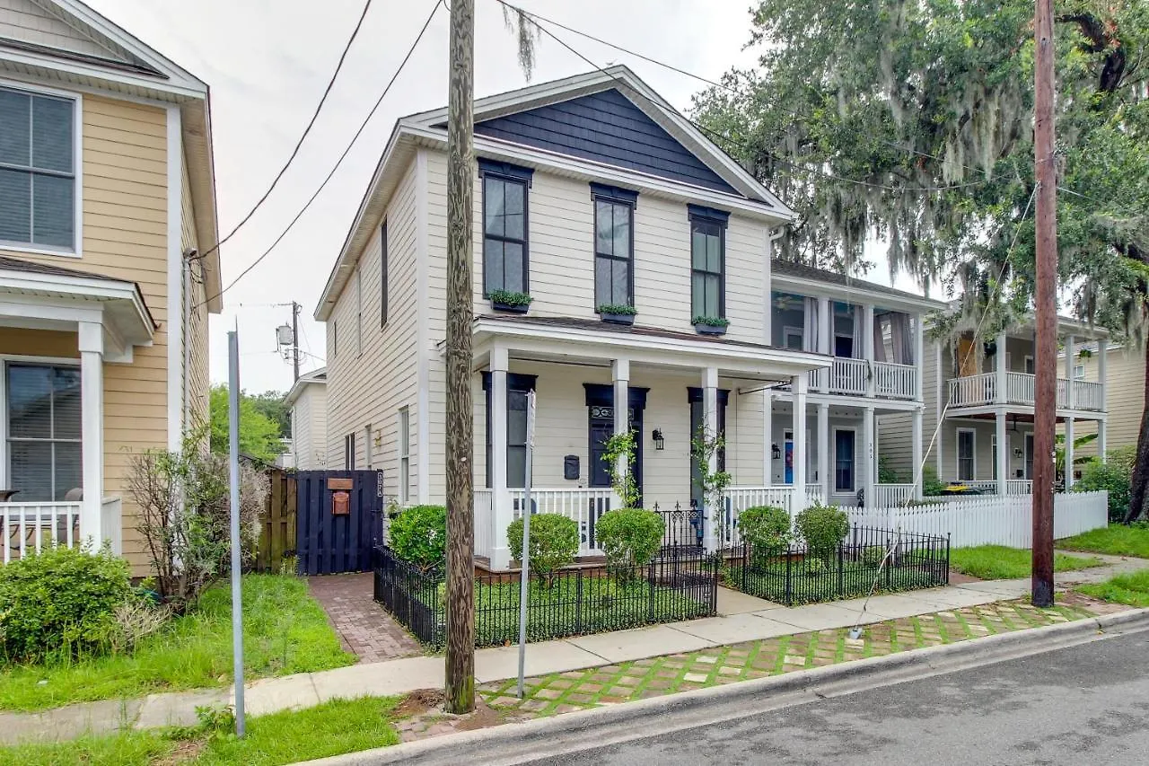 Cozy Savannah Vacation Rental With Fenced Courtyard!