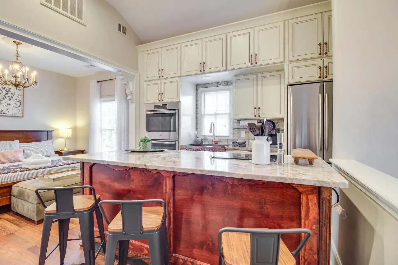 Cozy Savannah Vacation Rental With Fenced Courtyard! 公寓