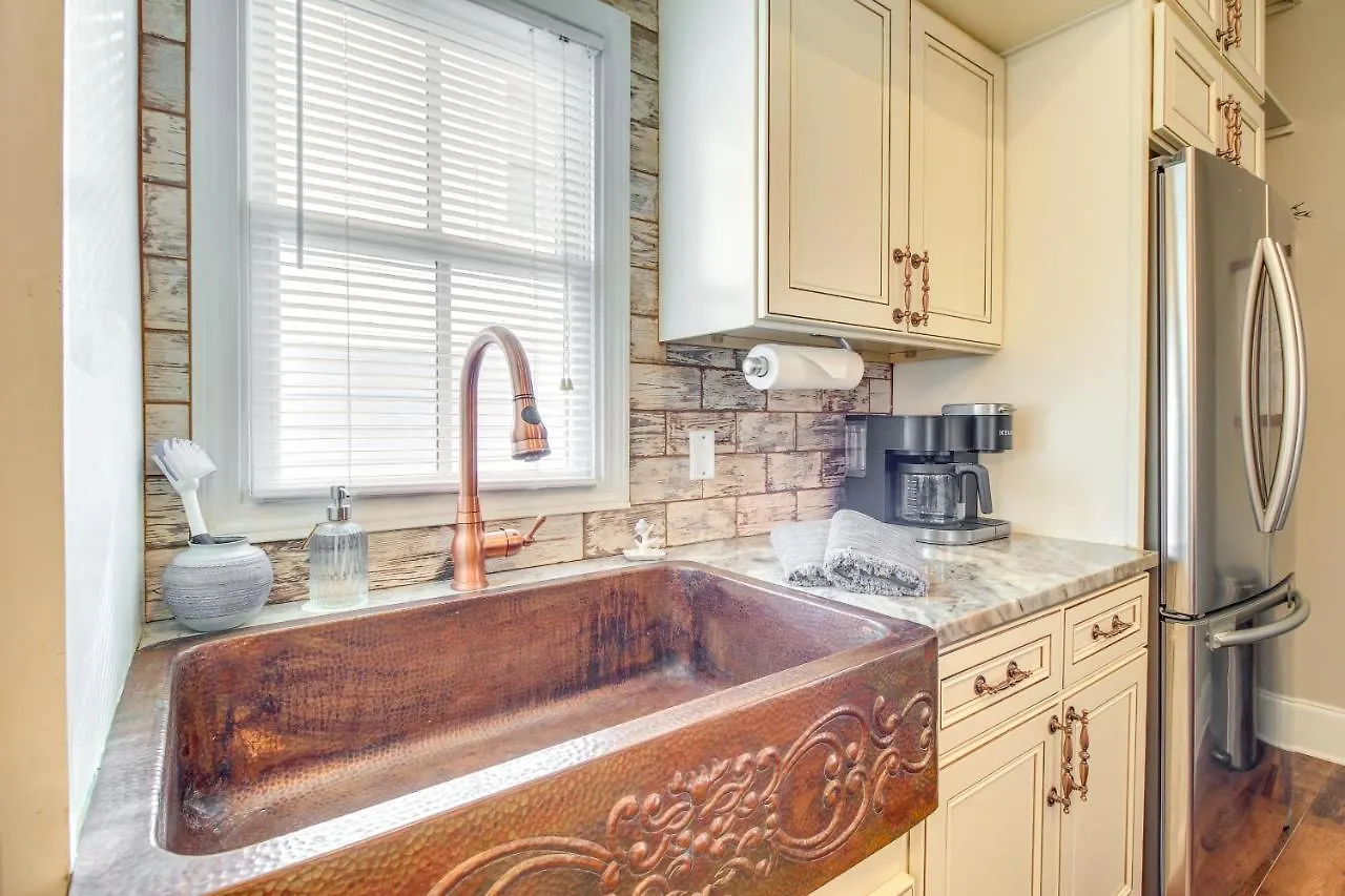 Cozy Savannah Vacation Rental With Fenced Courtyard!