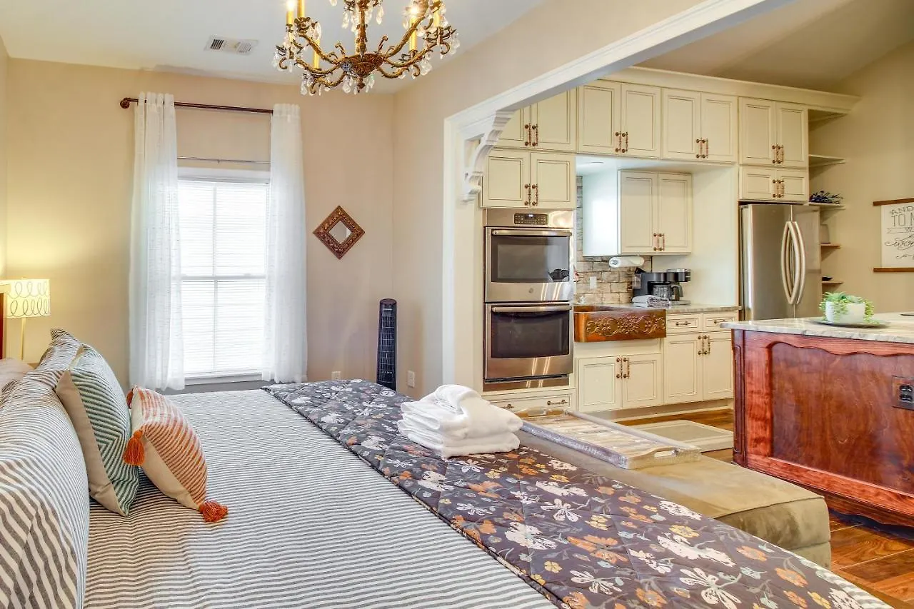 Cozy Savannah Vacation Rental With Fenced Courtyard!